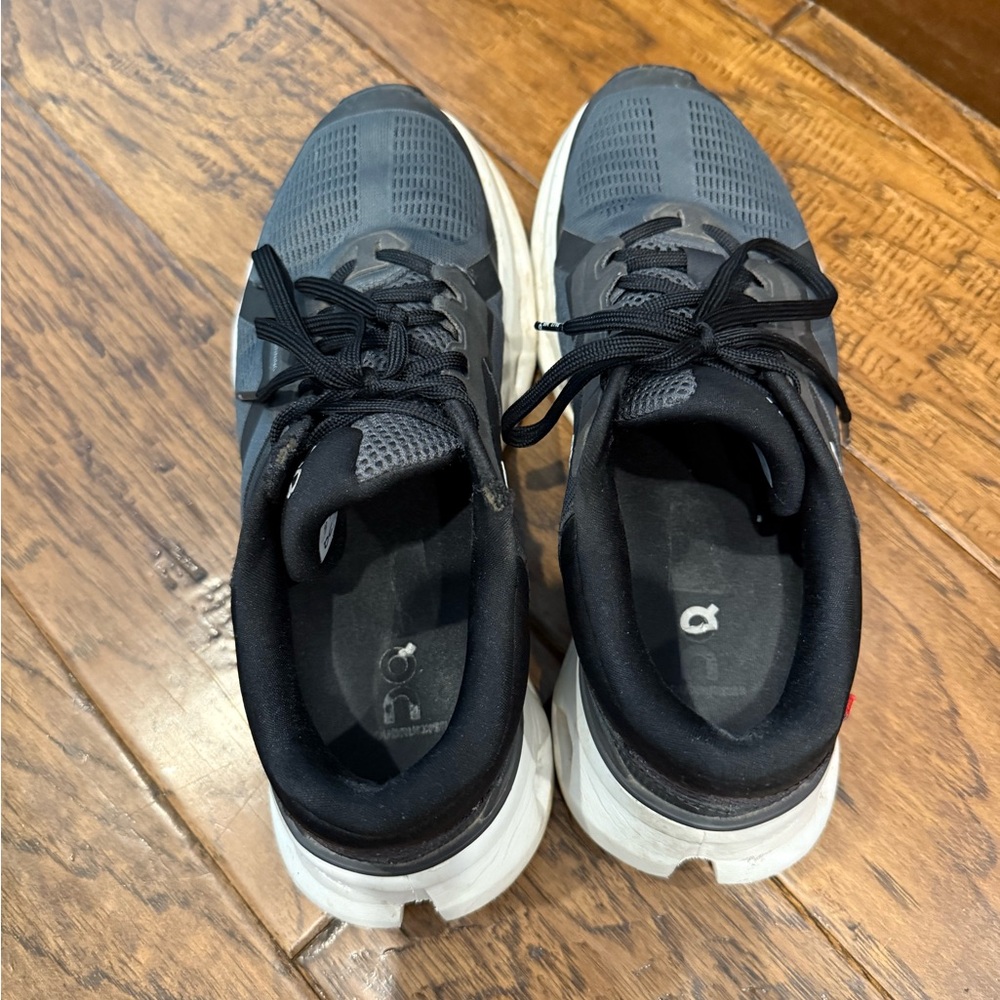 On cloud running shoes 7.5 women’s, black - Picture 2 of 4